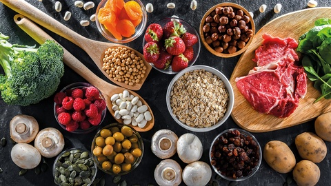 Eisen liegt in Lebensmitteln in zwei Formen vor:  als H&auml;m-Eisen (tierischen Ursprungs) und als  Nicht-H&auml;m-Eisen (pflanzlichen und tierischen  Ursprungs). Nicht-H&auml;m-Eisen macht den Gro&szlig;teil  der aufgenommenen Eisenmenge aus, wird aber  vom K&ouml;rper weniger effizient resorbiert. &copy; iStock