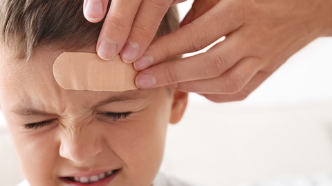 Dass Wunden an der frischen Luft am besten abheilen,  ist ein weitverbreiteter Irrglaube. Wunden heilen am besten, wenn sie feucht und warm gehalten werden. © Shutterstock