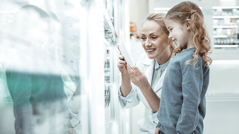 Kind in der Apotheke © Shutterstock