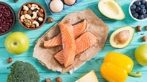 Gesundes Essen: Lachs, Avocado, Nüsse, ... © Shutterstock