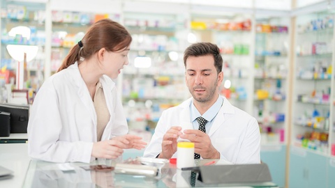 Gespräch zwischen Apotheker:innen © Shutterstock