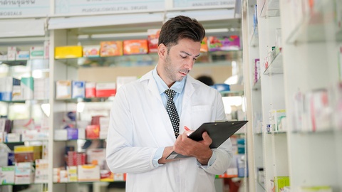 Apotheker im Vorratslager © Shutterstock
