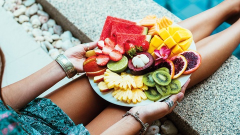 Frisches Obst ist gesund – aber nur, wenn es gründlich gewaschen, geschält bzw. gekocht wurde. Sonst drohen Durchfallerkrankungen durch anhaftende Keime. © Shutterstock
