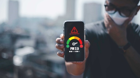 Smartphone zeigt Feinstaubbelastung &copy; Shutterstock