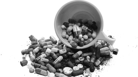 Medikamente im Müll © Shutterstock