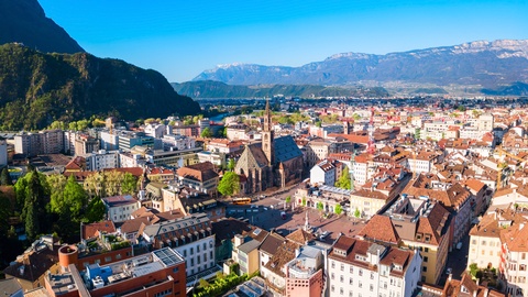 Panoramablick von oben auf die Stadt Bozen. © Shutterstock