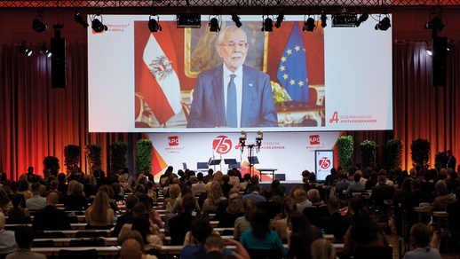 Die Zuhörer:innen lauschten interessiert den Grußworten von Bundespräsidenten Alexander Van der Bellen. © Apothekerkammer