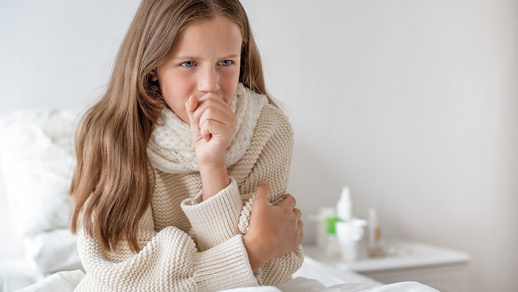 Ein Kind, das hustet. © Shutterstock