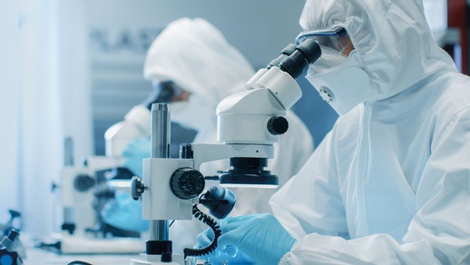 Für die vier Reinraumklassen sind physikalische und mikrobiologische Grenzwerte definiert. © Shutterstock