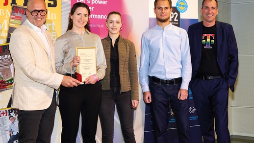 Peter Lenz, Managing Director der Region Alpine T-Systems (rechts) mit den Preisträgerinnen und Preisträgern (v.l.n.r.) Ruprecht Leitner, Raffaela Lebesmühlbacher, Julia Dorninger und Nazar Zabirko. © Richard Pohl