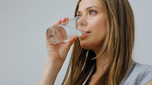 Die richtige Trinkmenge hängt von Körpergröße, Schweißrate, Belastungsdauer und dem Trainingszustand ab. © Shutterstock