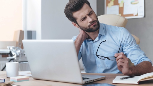 Überbeanspruchung durch monotone Körperhaltungen gilt als Risikofaktor für die Entwicklung von Nackenschmerzen. © Shutterstock