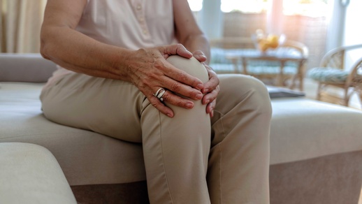 Zu den typischen Symptomen einer Arthrose zählen Schmerzen beim Treppensteigen, Anlaufschmerz und Knacken oder Knirschen des Knies nach langem Sitzen. © Shutterstock