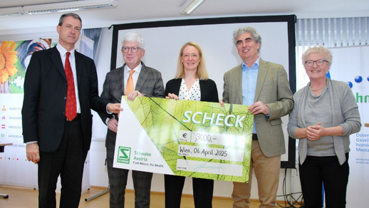 v. l. n. r.: Dr. Fritz Gamerith (Geschäftsführer Schwabe Austria GmbH), Dr. Michael Frass (Co-Autor), Dr. Petra Weiermayer (Co-Autorin), Dr. Michael Takacs (Studienleiter) und Dr. Susanne Diez (Präsidentin der Österreichischen Gesellschaft für Homöo­pathische Medizin) © Baumann 
