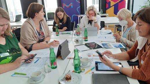 Die Kolleginnen bei der Bearbeitung der Fallbeispiele.  © Irene Lagoja