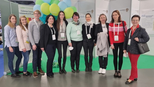 Die Präsenzveranstaltung ermöglichte den  Kolleginnen und Kollegen nicht nur den regen Austausch während des Kongresses, sondern auch ein fröhliches und lange vermisstes Beisammensein nach den Vorträgen beim abendlichen Get together.  © Beigestellt