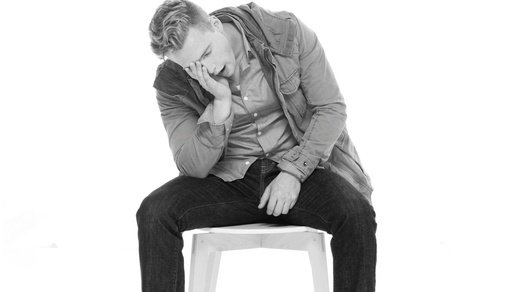 Mann gähnt © iStock