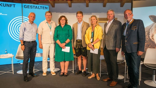 v.l.: DI Dr. Günter Waxenecker, Dr. Erwin Rebhandl, Theresia Albrecht, Mag. Bernd Grabner, Mag. Gunda Gittler, Dr. Wolfgang Andiel, DI Heimo Pernt (Moderation) © Gattinger