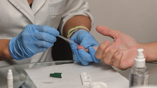 Wie wichtig das Thema der  PoC-Tests auf SARS-CoV-2 für die Apothekenbetriebe ist,  zeigt schon die Tatsache,  dass sich rund 800 Apotheker  zugeschaltet hatten. © Shutterstock