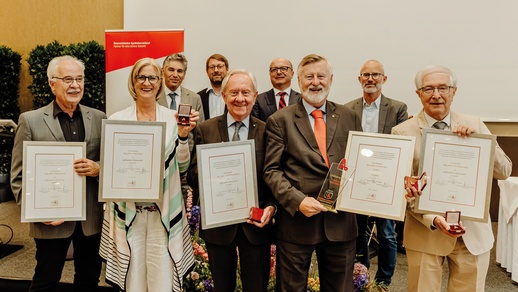 Die Ausgezeichneten Mag. pharm. Strand, Mag. pharm. Walther,  Mag. pharm.Schmudermaier, Mag. pharm. Bahr und  Mag. pharm. Pock mit Mag. pharm. Andreas Hoyer, Mag. iur. Mario Wolfram,  Mag. pharm. Thomas W. Veitschegger und Mag. Wolfgang Trattner. © Lina Kroencke