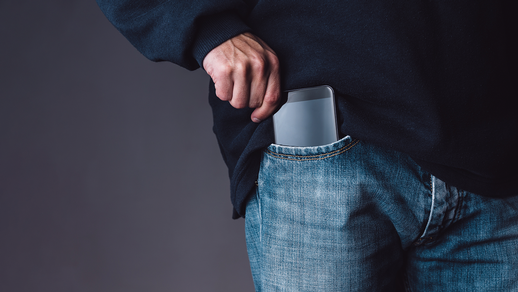 Handy in der Hosentasche © iStock