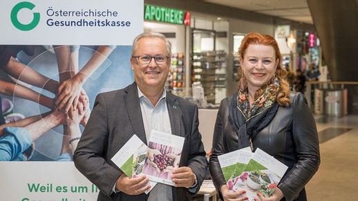 Dr. Wolfgang Reiger (ÖGK) und Mag. pharm. Margarete Olesko (Apothekerkammer) präsentieren die Hausmittel-Broschüre. © Christian Leopold
