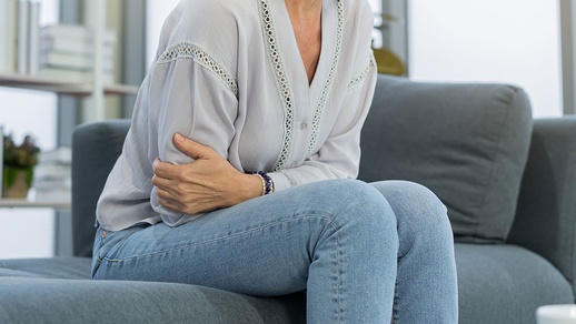 Frau mit starken Bauchschmerzen © shutterstock