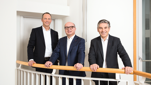 Das Pr&auml;sidium des &Ouml;sterreichischen Apothekerverbands mit Mag. pharm. Thomas W. Veitschegger (Pr&auml;sident, Mitte), Mag. pharm. Andreas Hoyer (1. Vizepr&auml;sident, re.) und Mag. pharm. Dr. Alexander Hartl (2. Vizepr&auml;sident, li.).   &copy; beigestellt