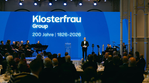 Dr. Stefan Koch (CEO der Klosterfrau Group) er&ouml;ffnet den Festakt mit einer Begr&uuml;&szlig;ungsrede. &copy; Yvonne Haag