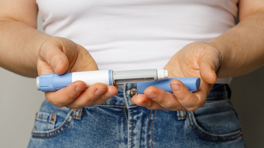 Mensch hält Abnehmspritze in der Hand © Shutterstock