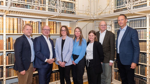 V. l. n. r.: Mag. Nikolaus Koller (ÖMA) und Mag. pharm. Thomas W. Veitschegger  (Präsident Apothekerverband) mit den Preisträgerinnen Mag. Sabine Stehrer  (Medizin Populär), Mag. Ina Weber-Janes (Wiener Zeitung) und Mag. Martina Marx  (Kleine Zeitung) sowie Mag. Jan Pazourek (Dachverband) und  Mag. pharm. Dr. med. Alexander Hartl (2. Vizepräsident Apothekerverband) © Renee-Del-Missier