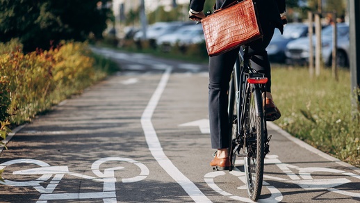 Mann fährt mit dem Fahrrad in die Arbeit. © Shutterstock