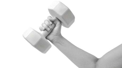 Training mit Hantel. © Shutterstock