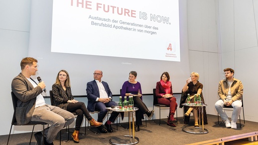 Rege Diskussion am Podium: Andreas Juffmann (Student PMU), Steffi Mayer (Studentin Wien), Mag. pharm. Thomas Veitschegger  (Präsident Österreichischer Apothekerverband), Dr. Elisabeth Oberzaucher (Moderation), Univ.-Prof. Dr. Johanna Pachmayr (Dekanin PMU),  Heike Klocker (Apothekerin Trofaiach) und Gregor Grüner (Student Innsbruck) © Renée Del Missier