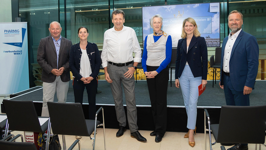 (v.&thinsp;l.): Mag. Dr. Thomas Jakl (BMLUK),  Dr. Stephanie Jedner (Sandoz, Site Head Kundl), Ass.-Prof. Mag. Dr. Norbert Kreuzinger (TU Wien), DI Heide M&uuml;ller-Rechberger (BMLUK), Sara Grasel (Chefredakteurin Selektiv) und Dr. Boris Thurisch (BPI) &copy; Prokofy Temin