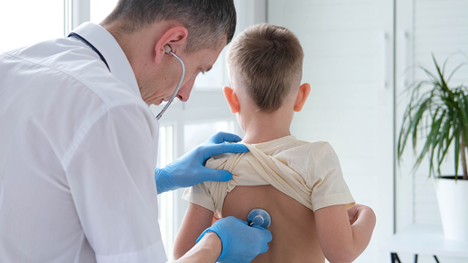 Arzt untersucht ein Kind © Shutterstock