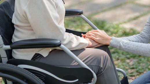 Betreuung im Rollstuhl © Shutterstock