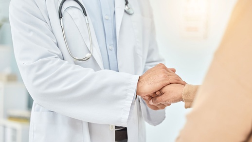 Ärztin hält Hand einer Patientin © Shutterstock