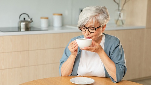 Frau trinkt Tee © shutterstock