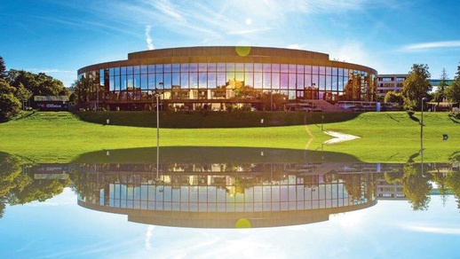 Im geschichtsträchtigen Brucknerhaus in Linz wird mit einem außergewöhnlichen Musiktheaterabend für die Kolleginnen und Kollegen von „Apotheker ohne Grenzen“ gesammelt. © Rita Newman