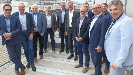 V. l.: Dr. Reiner Kern, Dr. Hans-Peter Hubmann, Mathias Arnold, Thomas Dittrich, Dr. Jens Gobrecht, Dr. Sebastian Schmitz, Mag. Wolfgang Trattner, Mag. Sven Abart, Mag. Thomas W. Veitschegger, Mag. Mario Wolfram, Mag. Andreas Hoyer © Österreichischer Apothekerverband