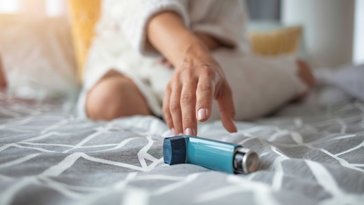 Eine Metaanalyse der Cochrane-Autor:innen bestätigt die Ergebnisse einer Publikation aus dem vergangenen Jahr: Inhalative Steroide haben eine günstige Wirkung bei COVID-19.  © Shutterstock