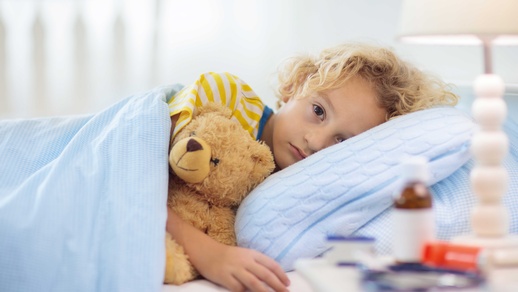 EMA: Auch beim neuen Impfstoff sind Nebenwirkungen typischerweise mild, können in seltenen Fällen aber auch schwerwiegend sein. © Shutterstock