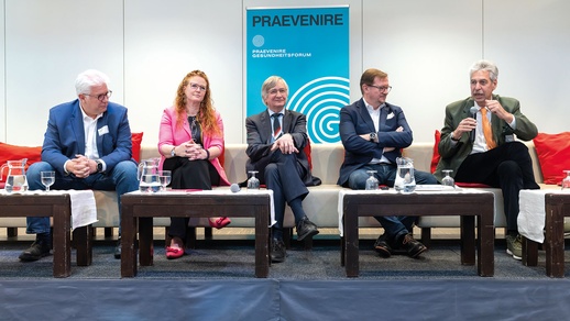 v. l.: Andreas Huss (ÖGK),  Fiona Fiedler (NEOS), Josef Smolle (ÖVP), Rudolf Silvan (SPÖ) und Hans Jörg Schelling beantworteten die Fragen der Journalist:innen © APA-Fotoservice/Juhasz