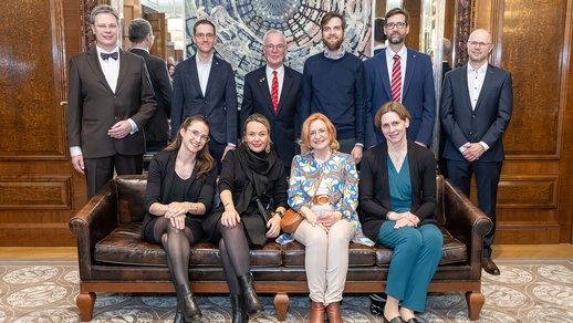 Ehrung der Preisträger:innen bei der Jubiläumsfeier in Wien: hinten von links: Martin Bultmann, Philipp Uhl, Bernhard Lippold, Gregor Fuhrmann, Ulrich Lächelt, Stefan Reichl vorne von links: Sarah Neugebauer, Eva Roblegg, Cornelia D. Sonntag, Regina Scherließ © Krisztian Juhasz