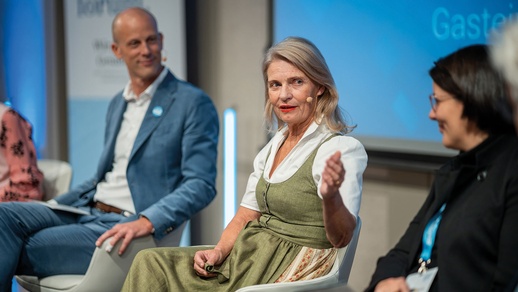 Ulrike Mursch-Edlmayr (m.) mit Katharina Reich (r.) und Gastgeber Christoph Hörhan (l.) auf dem Podium beim Austrian Health Forum in Bad Hofgastein. © Ben Kaulfus