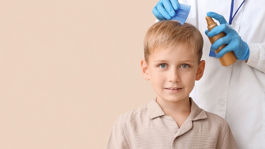 Mithilfe eines feinzackigen Kamms lassen sich Läuse und Nissen aus dem nassen Haar entfernen. Die insektizide Wirkung von  physikalischen Methoden beruht auf der Anwendung von Stoffen mit geringer  Oberflächenspannung. Diese dringen in die Atemwege aller Entwicklungsstadien ein und lösen außerdem die Eier von den Haaren. © AdobeStock