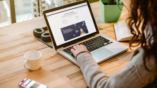 Frau vor einem PC &copy; AdobeStock