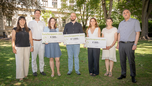 (V. l. n. r.): DI Katharina Müller und  Mag. Dr. MSc. BSc. Johannes-Paul  Fladerer-Grollitsch (beide Apomedica  Pharmazeutische Produkte GmbH),  Mag. Christina Wolf, Dr. Fabian Alperth  und Mag. Ebru Doldurmaz  (alle Preisträger:innen), Prof. Edith Gößnitzer  und Prof. Franz Bucar (beide Uni Graz). © Julia Gimpel /APOMEDICA