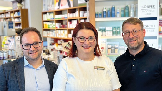 Abschluss der Sommertour in der Landapotheke in Gralla:  Mag. Mariella Köllinger-Müller, Konzessionärin (Mitte), mit Verbands-Direktor Mag. Mario Wolfram (rechts im Bild) und  Dr. Matthias Petritsch (links) von der Rechtsabteilung © Beigestellt